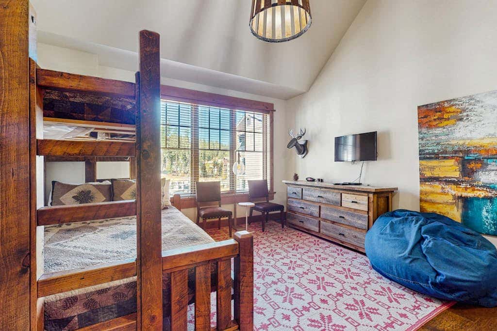 Modern condo with shared hot tub, streaming, and walk to lifts - golf nearby