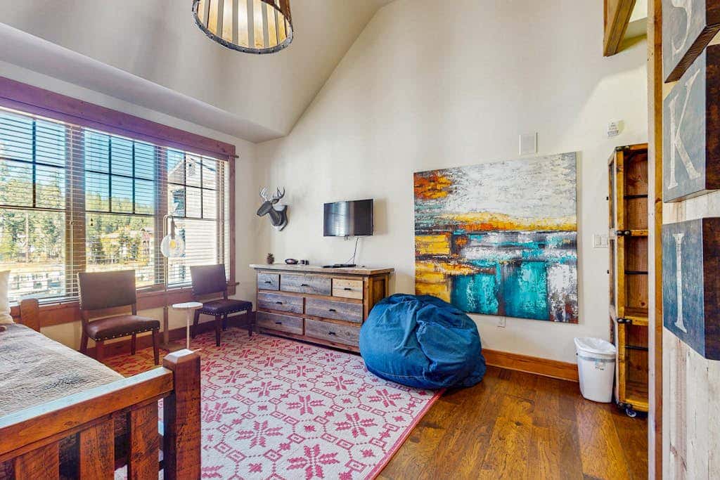 Modern condo with shared hot tub, streaming, and walk to lifts - golf nearby