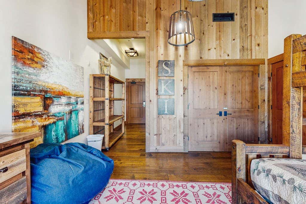Modern condo with shared hot tub, streaming, and walk to lifts - golf nearby