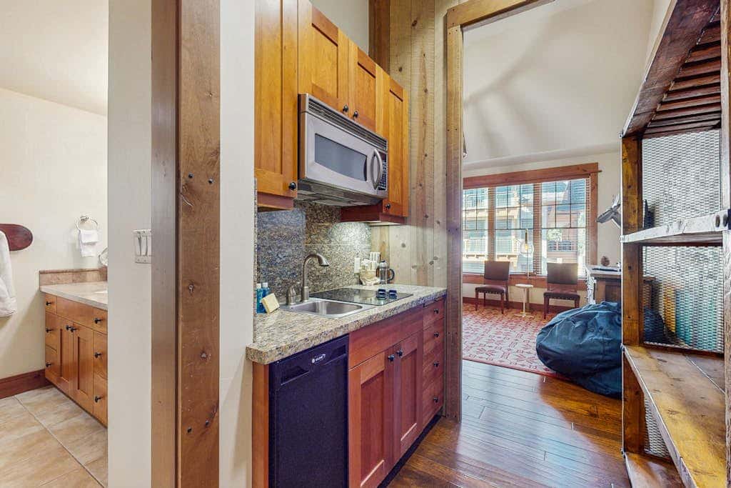 Modern condo with shared hot tub, streaming, and walk to lifts - golf nearby