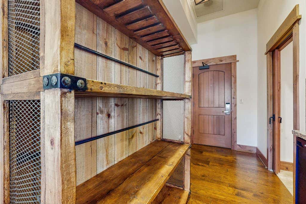 Modern condo with shared hot tub, streaming, and walk to lifts - golf nearby