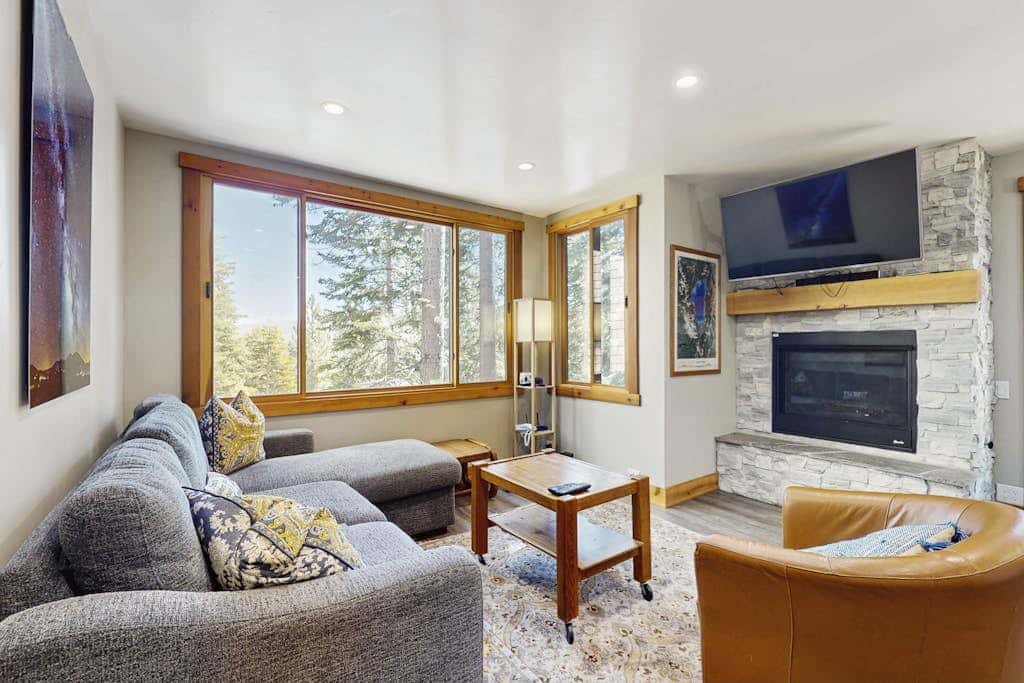 Remodeled condo with balcony, fireplace, WiFi, & mountain view - steps to slopes