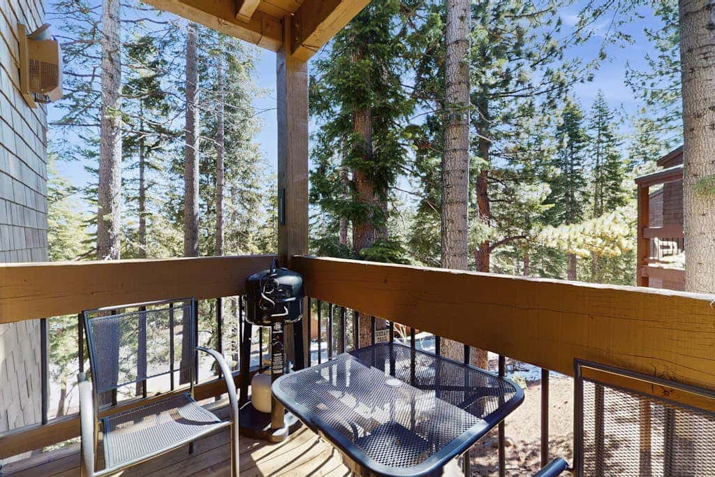 Remodeled condo with balcony, fireplace, WiFi, & mountain view - steps to slopes
