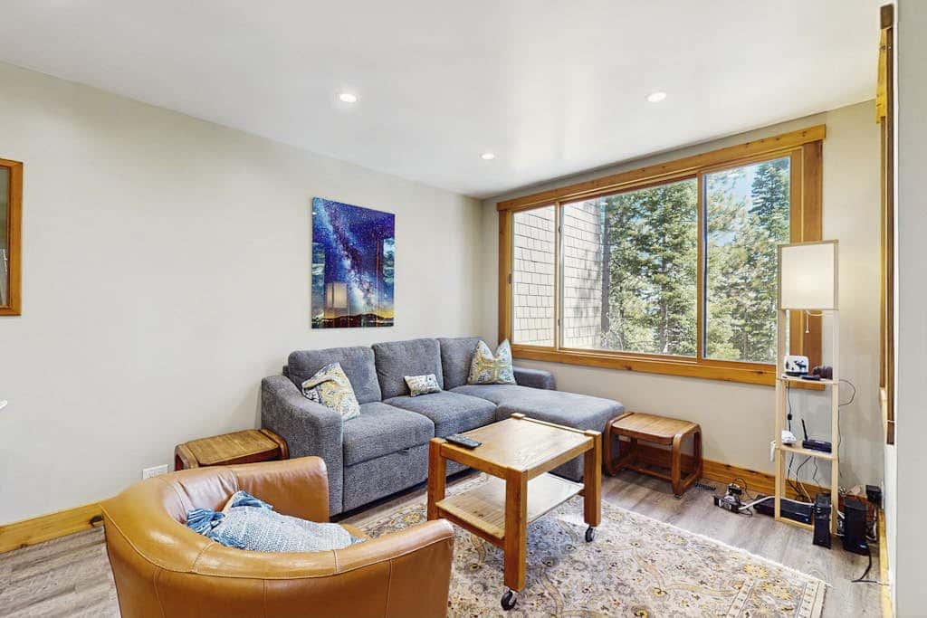 Remodeled condo with balcony, fireplace, WiFi, & mountain view - steps to slopes