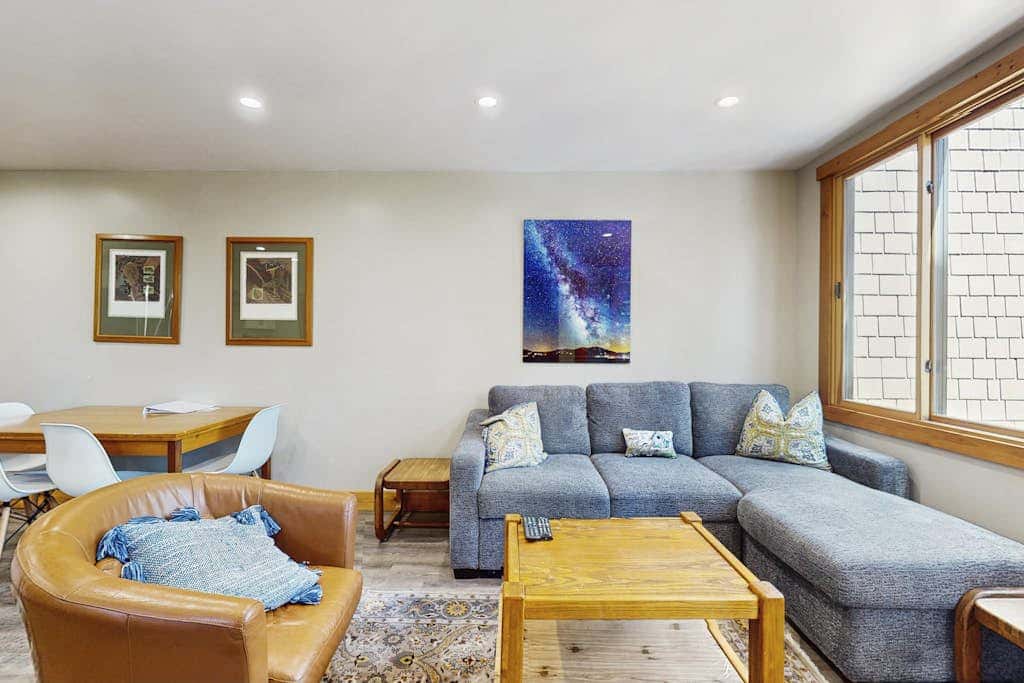 Remodeled condo with balcony, fireplace, WiFi, & mountain view - steps to slopes
