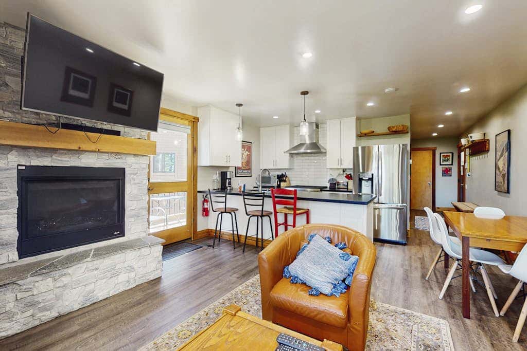 Remodeled condo with balcony, fireplace, WiFi, & mountain view - steps to slopes