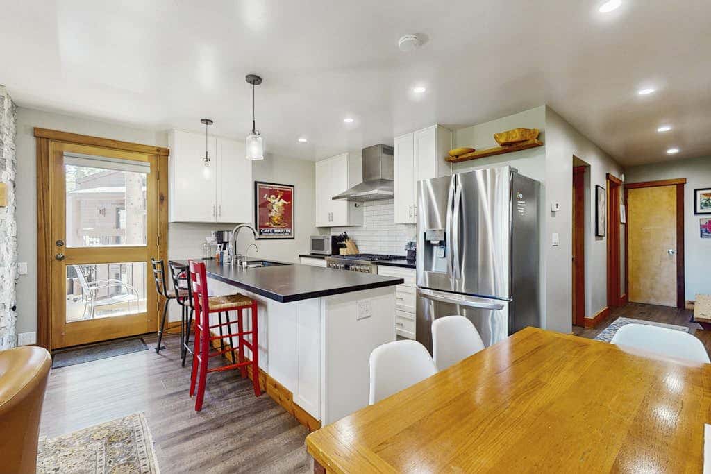 Remodeled condo with balcony, fireplace, WiFi, & mountain view - steps to slopes