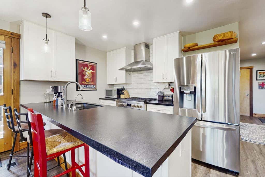 Remodeled condo with balcony, fireplace, WiFi, & mountain view - steps to slopes