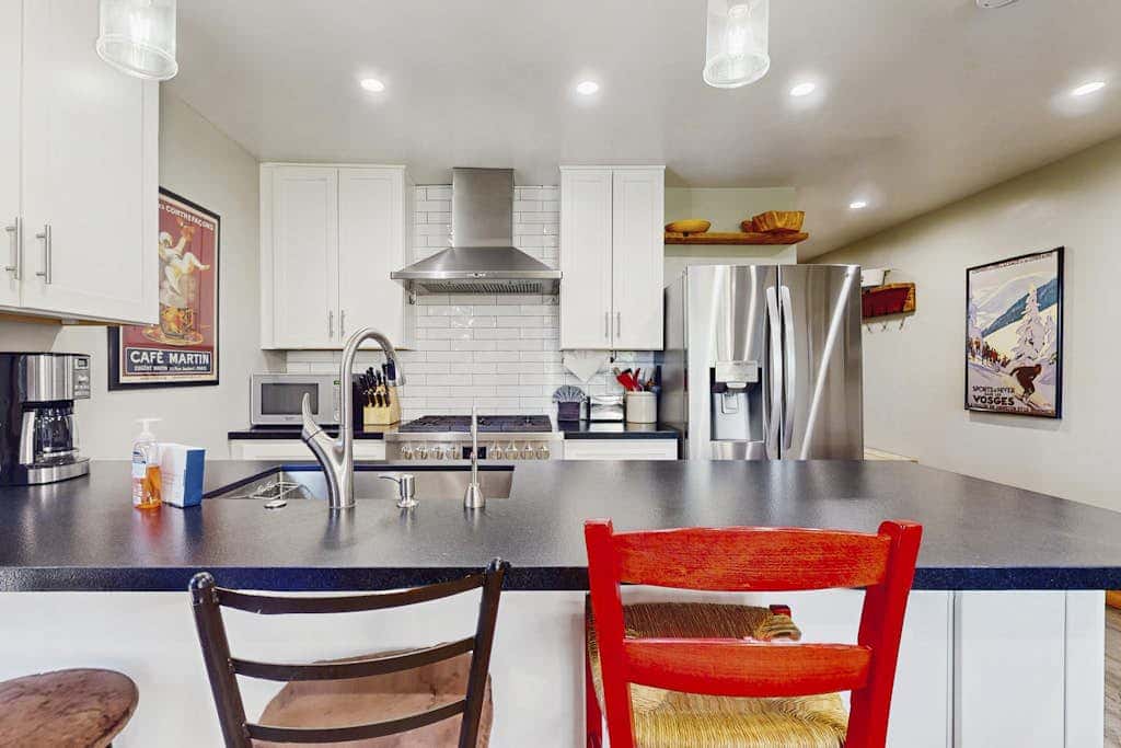 Remodeled condo with balcony, fireplace, WiFi, & mountain view - steps to slopes