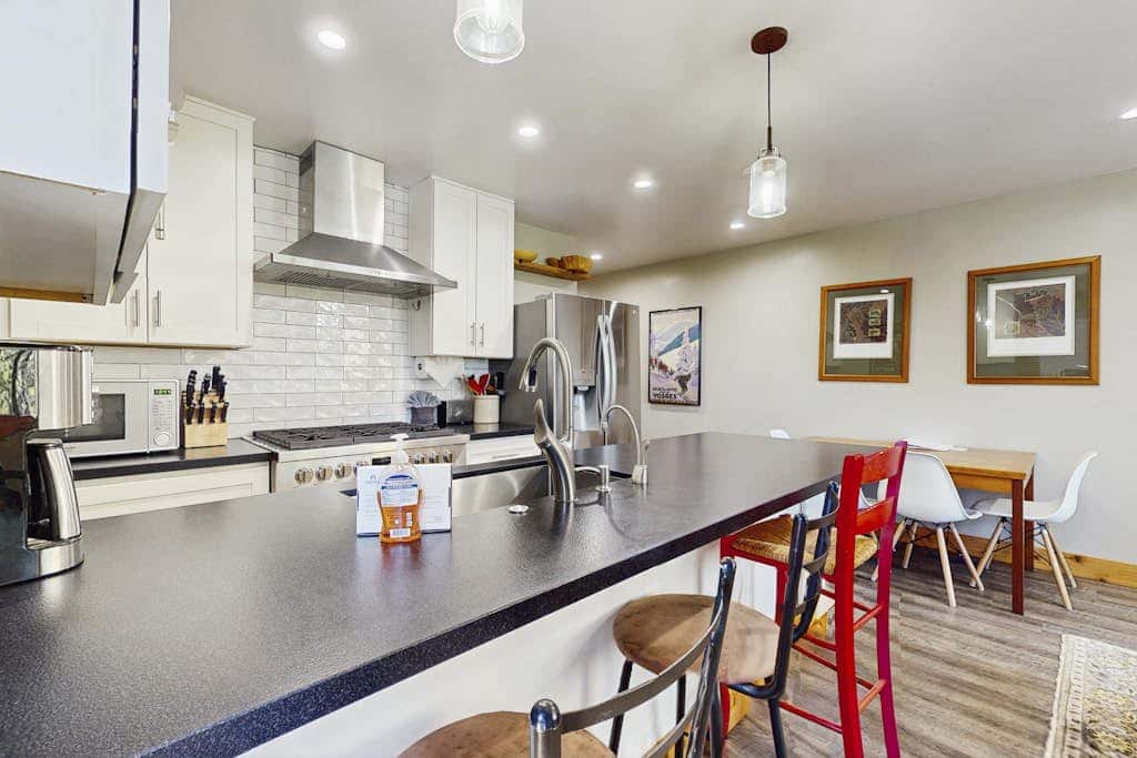 Remodeled condo with balcony, fireplace, WiFi, & mountain view - steps to slopes