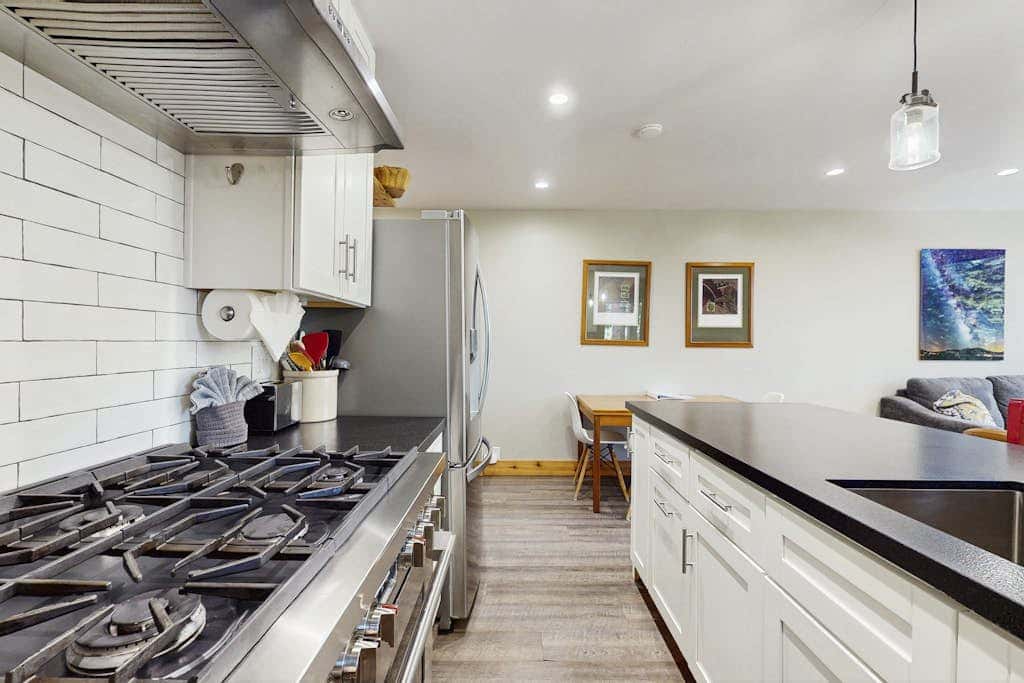 Remodeled condo with balcony, fireplace, WiFi, & mountain view - steps to slopes