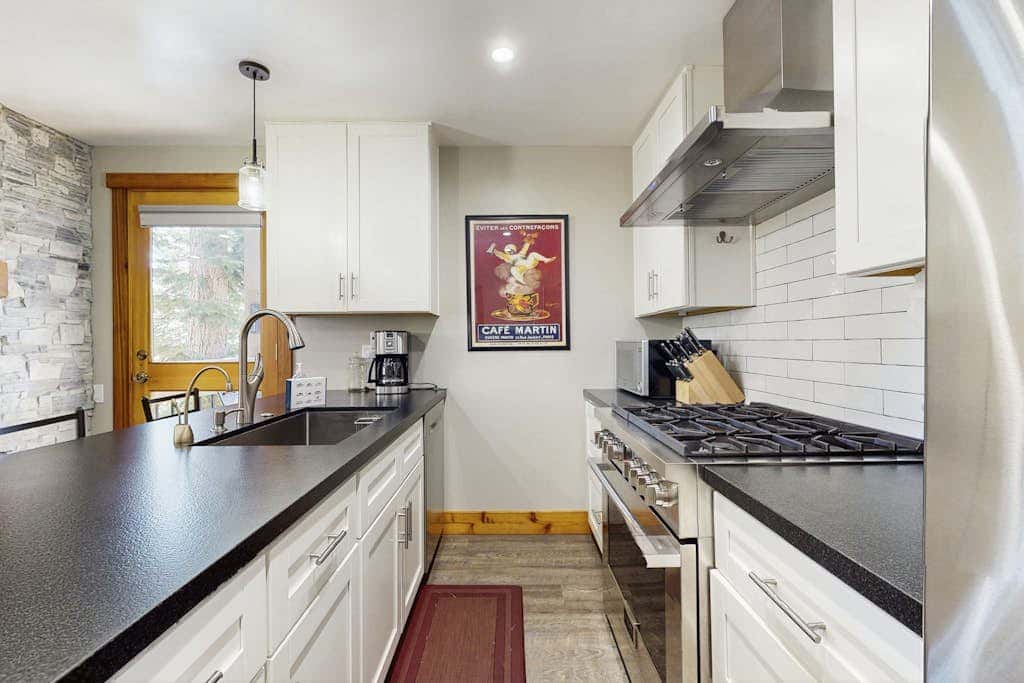 Remodeled condo with balcony, fireplace, WiFi, & mountain view - steps to slopes