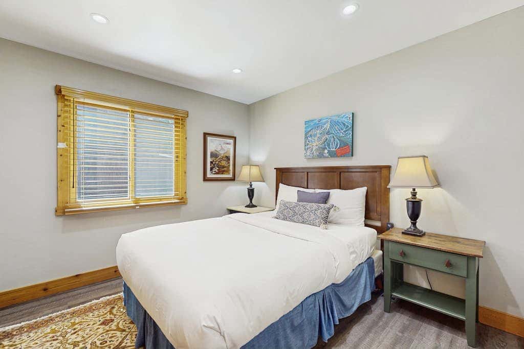 Remodeled condo with balcony, fireplace, WiFi, & mountain view - steps to slopes