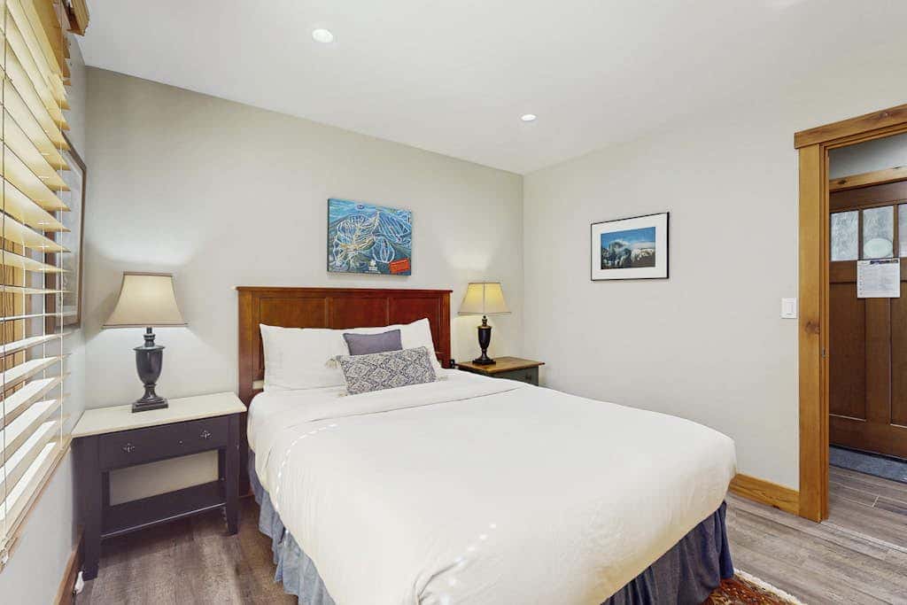 Remodeled condo with balcony, fireplace, WiFi, & mountain view - steps to slopes