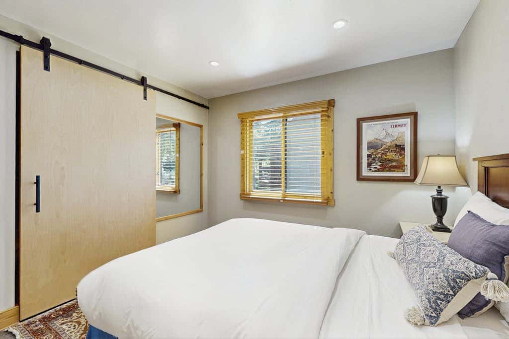 Remodeled condo with balcony, fireplace, WiFi, & mountain view - steps to slopes
