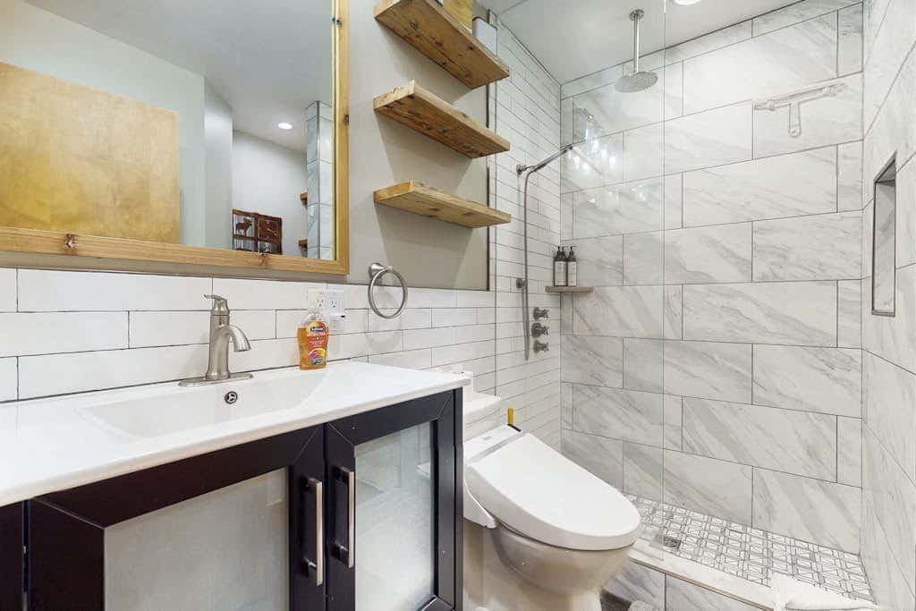Remodeled condo with balcony, fireplace, WiFi, & mountain view - steps to slopes