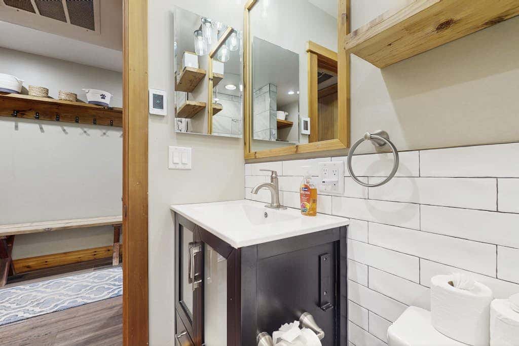 Remodeled condo with balcony, fireplace, WiFi, & mountain view - steps to slopes