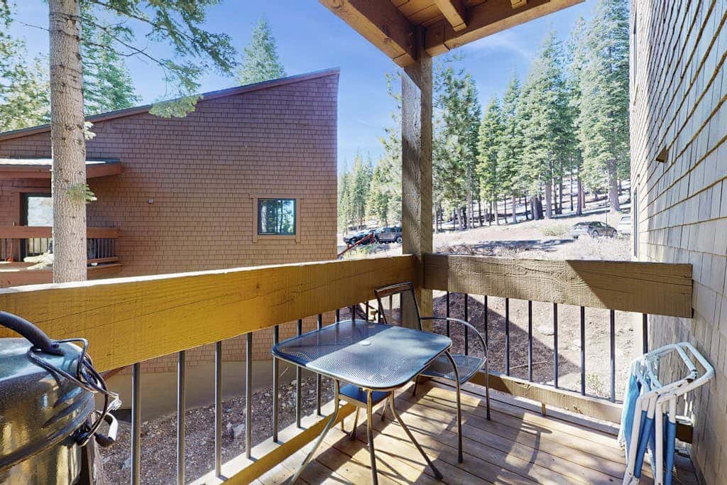 Remodeled condo with balcony, fireplace, WiFi, & mountain view - steps to slopes