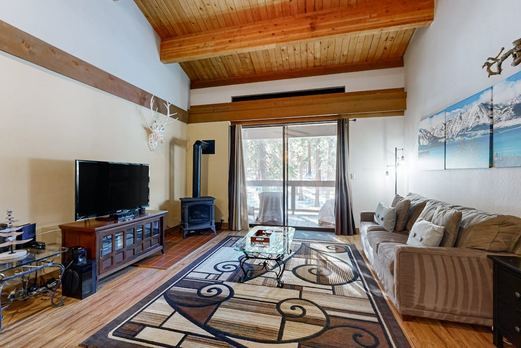 Beautiful condo with shared pool, hot tub, & sauna - walking distance to skiing