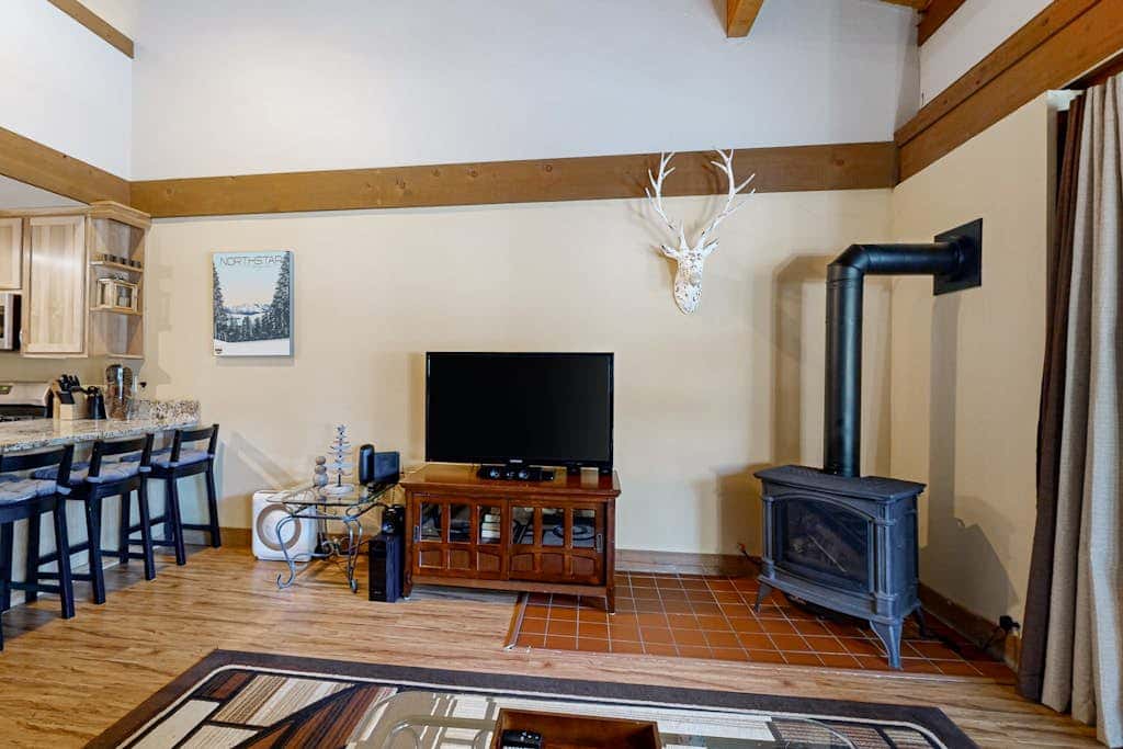 Beautiful condo with shared pool, hot tub, & sauna - walking distance to skiing