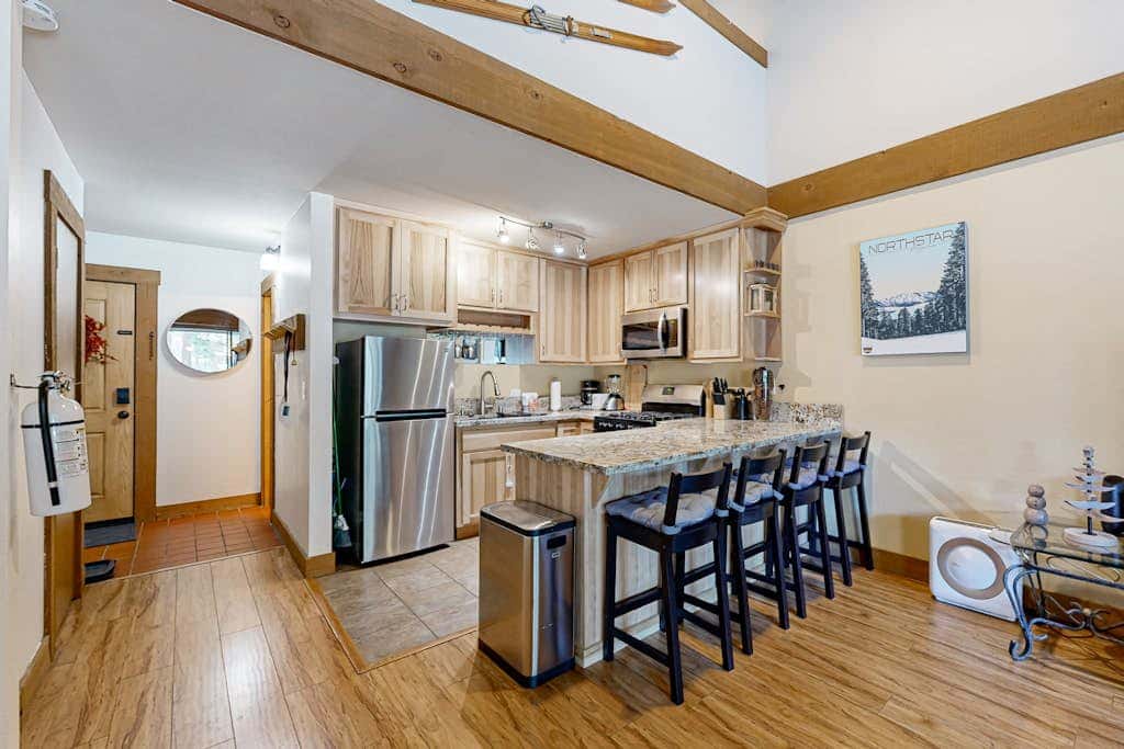 Beautiful condo with shared pool, hot tub, & sauna - walking distance to skiing