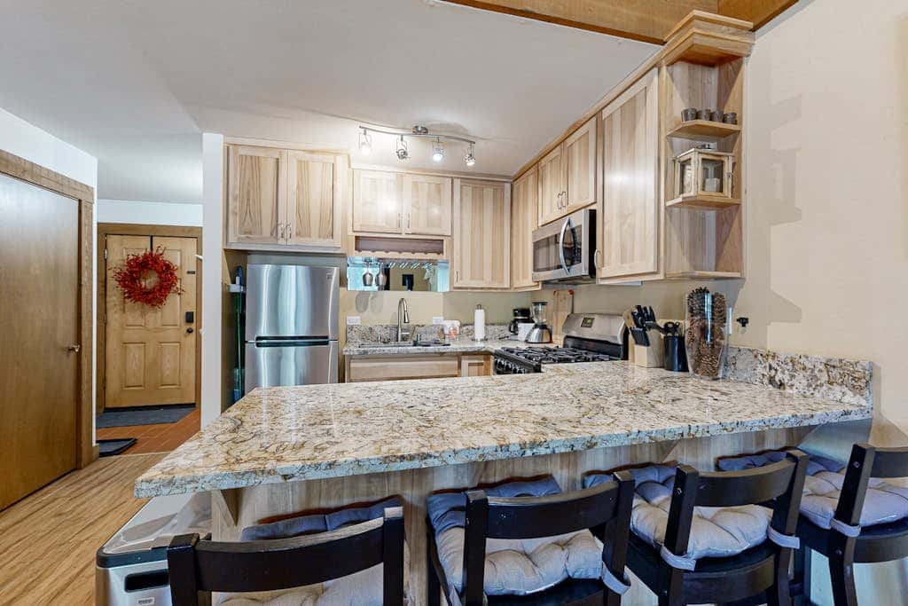 Beautiful condo with shared pool, hot tub, & sauna - walking distance to skiing