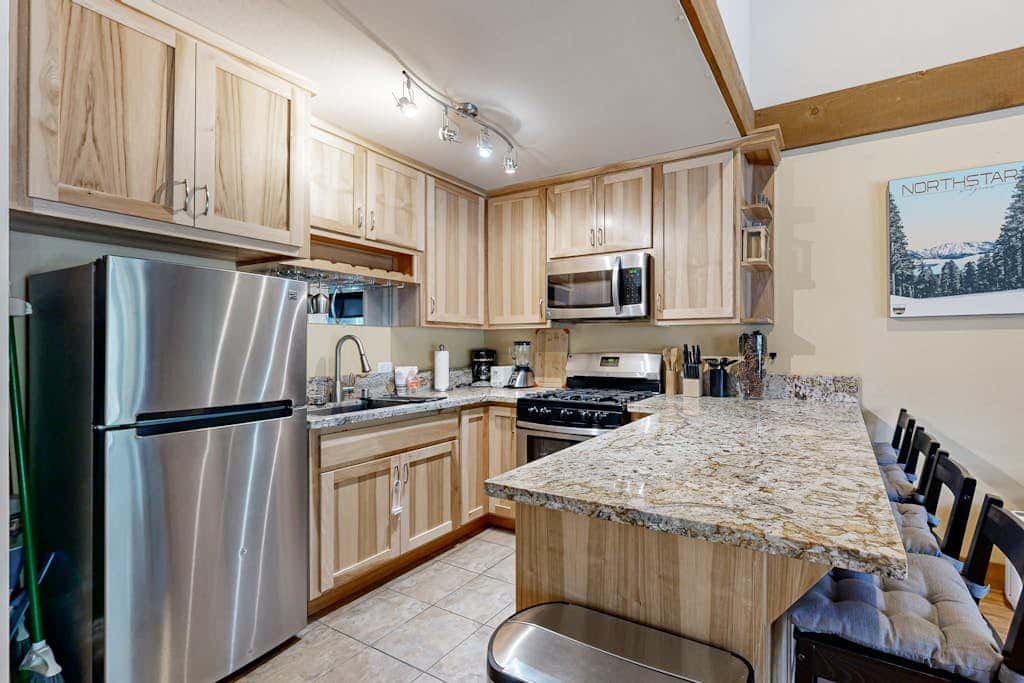 Beautiful condo with shared pool, hot tub, & sauna - walking distance to skiing