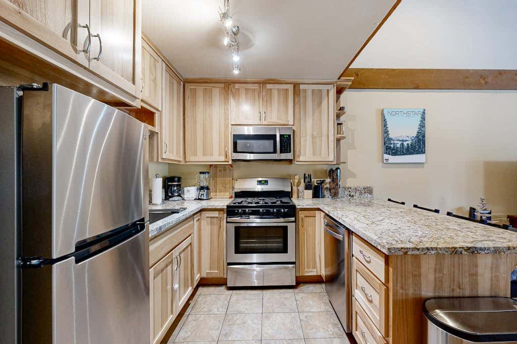 Beautiful condo with shared pool, hot tub, & sauna - walking distance to skiing