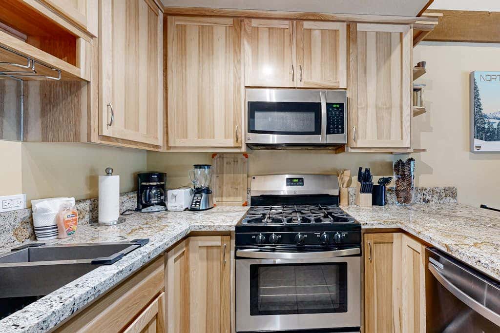Beautiful condo with shared pool, hot tub, & sauna - walking distance to skiing