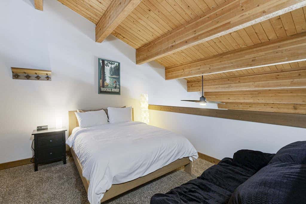 Beautiful condo with shared pool, hot tub, & sauna - walking distance to skiing
