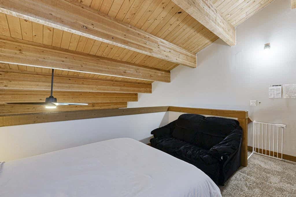 Beautiful condo with shared pool, hot tub, & sauna - walking distance to skiing