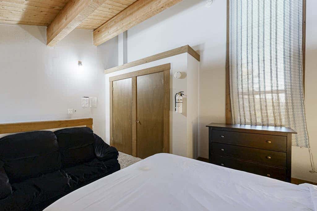 Beautiful condo with shared pool, hot tub, & sauna - walking distance to skiing