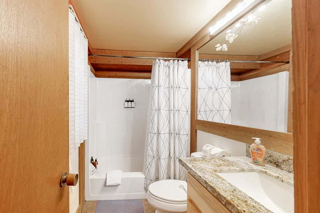 Beautiful condo with shared pool, hot tub, & sauna - walking distance to skiing