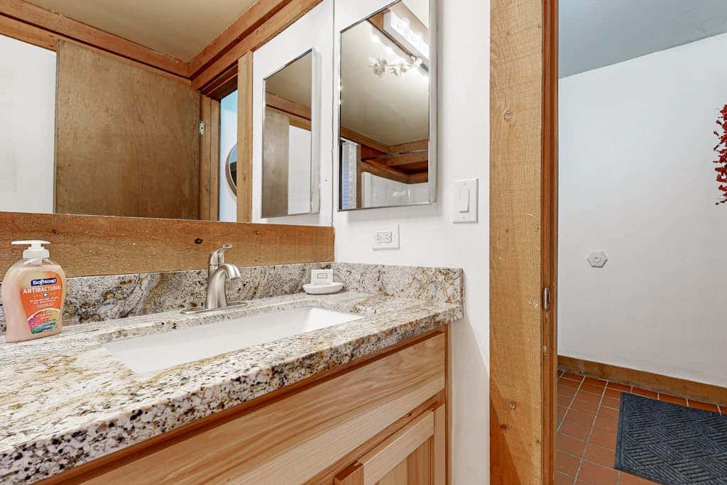 Beautiful condo with shared pool, hot tub, & sauna - walking distance to skiing