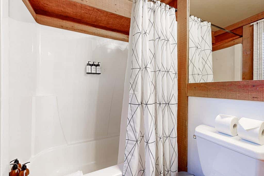 Beautiful condo with shared pool, hot tub, & sauna - walking distance to skiing
