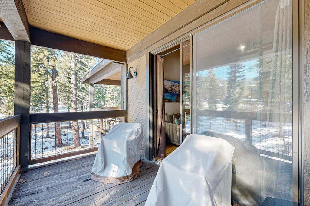 Beautiful condo with shared pool, hot tub, & sauna - walking distance to skiing
