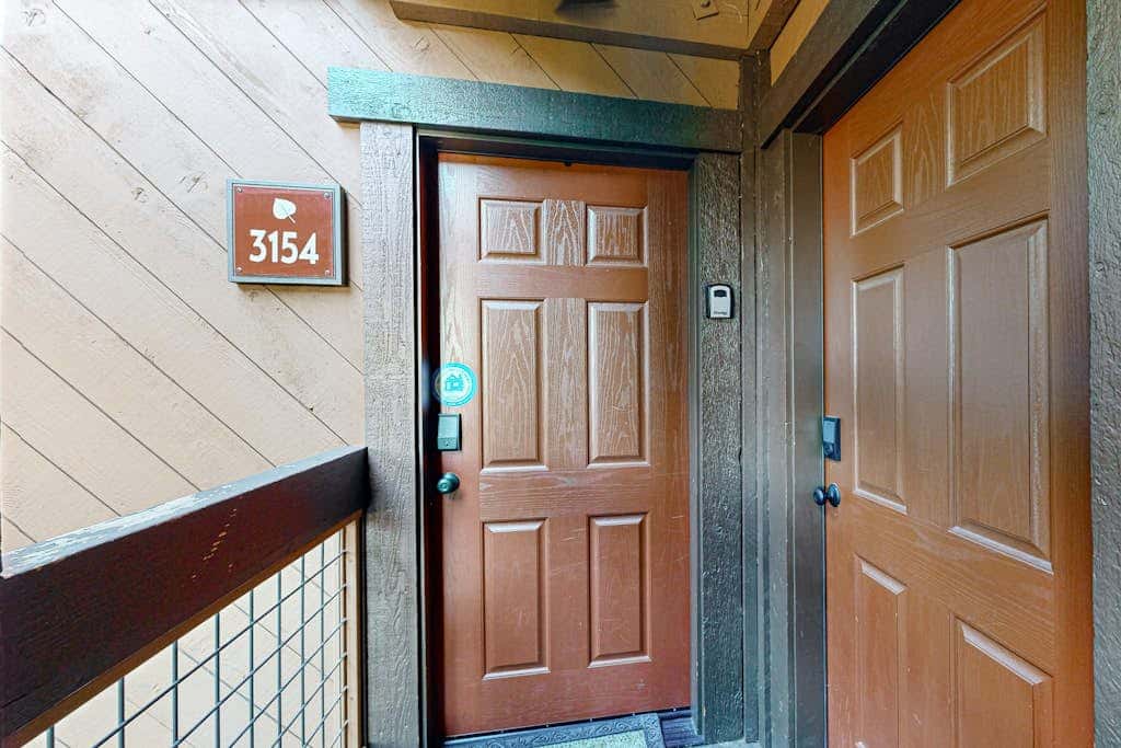 Beautiful condo with shared pool, hot tub, & sauna - walking distance to skiing