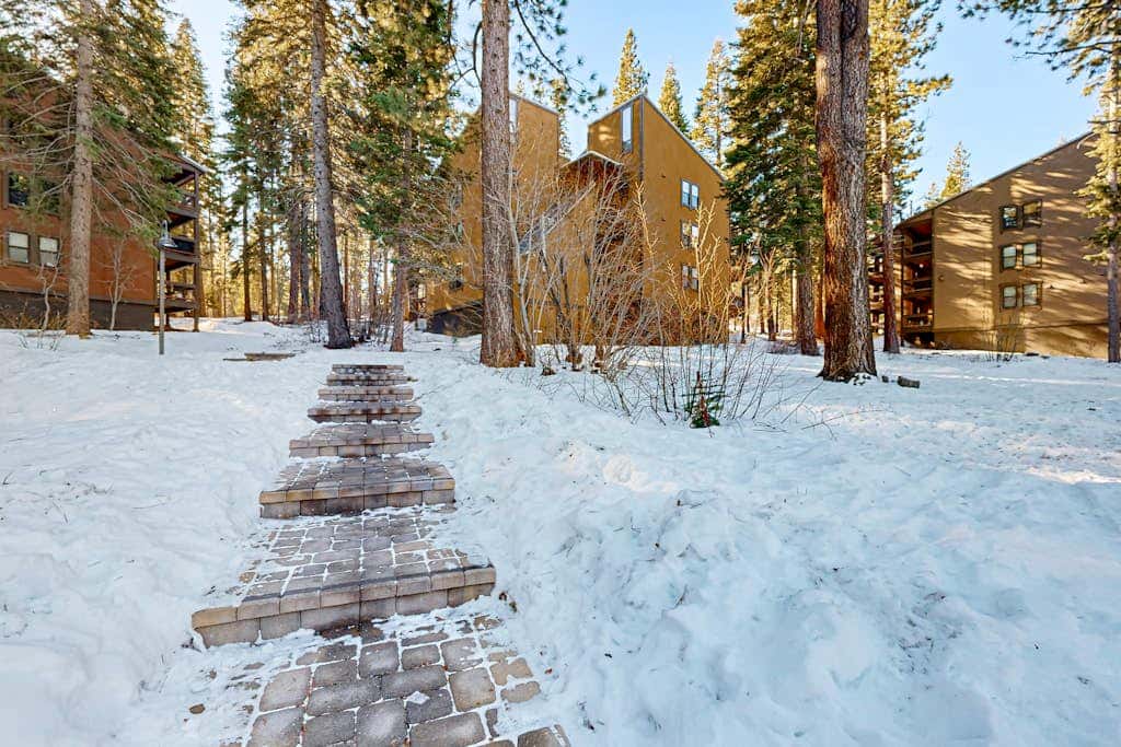 Beautiful condo with shared pool, hot tub, & sauna - walking distance to skiing