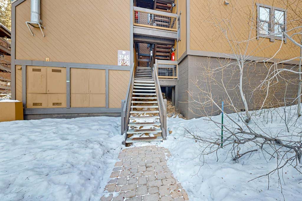 Beautiful condo with shared pool, hot tub, & sauna - walking distance to skiing