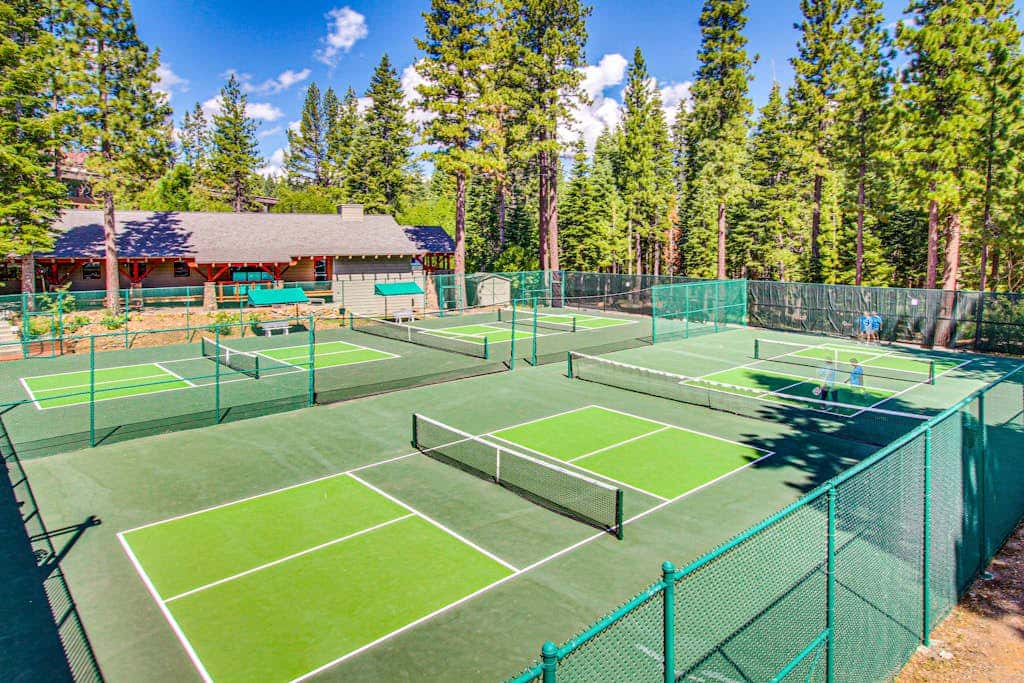 Beautiful condo with shared pool, hot tub, & sauna - walking distance to skiing
