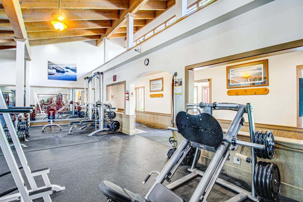 Beautiful condo with shared pool, hot tub, & sauna - walking distance to skiing