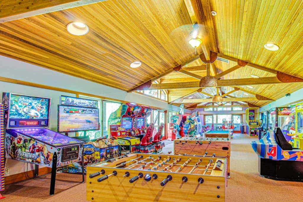 Beautiful condo with shared pool, hot tub, & sauna - walking distance to skiing