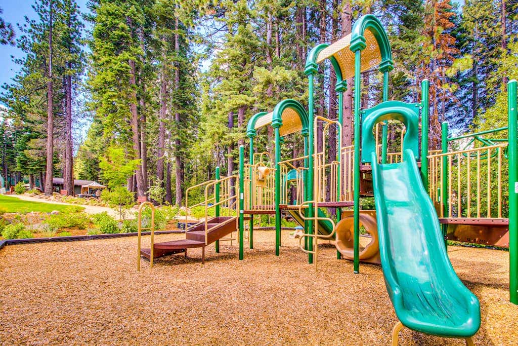 Beautiful condo with shared pool, hot tub, & sauna - walking distance to skiing
