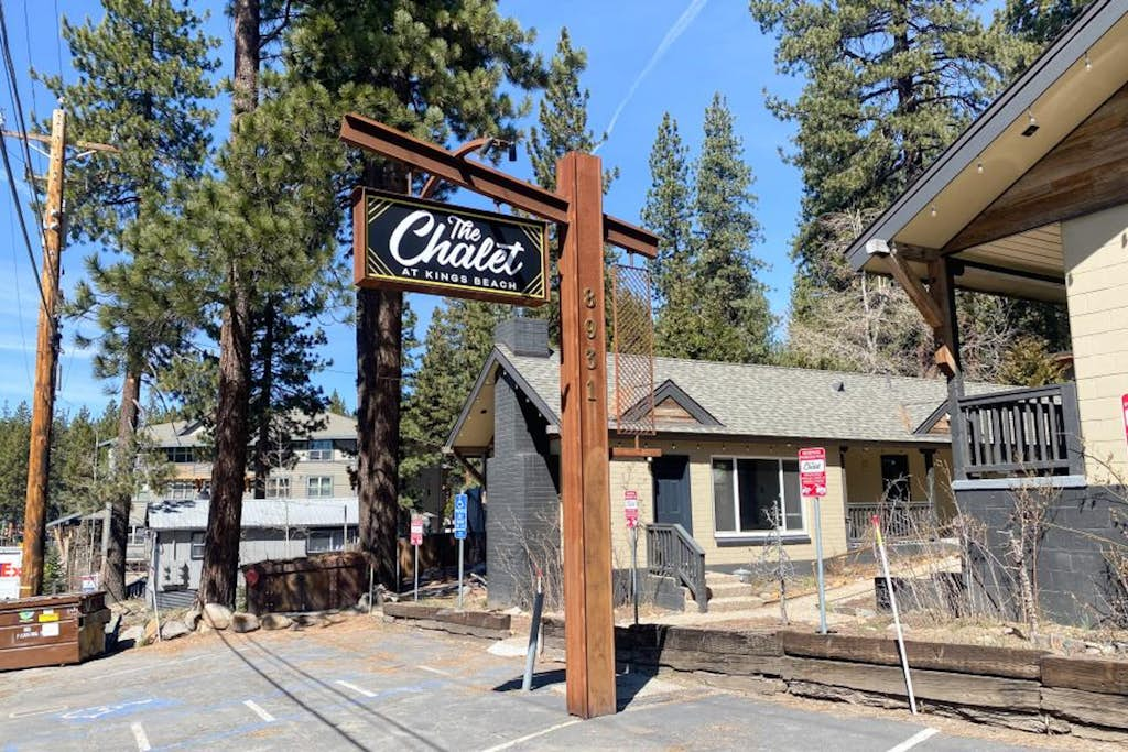 Mountain lakeview hotel, family-friendly with golf, skiing, WiFi, & Netflix