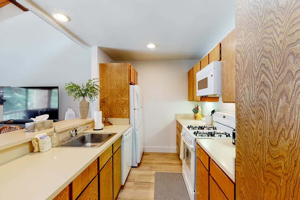 Radiant condo with fireplace, outdoor pool, tennis, grill, balcony, washer&dryer