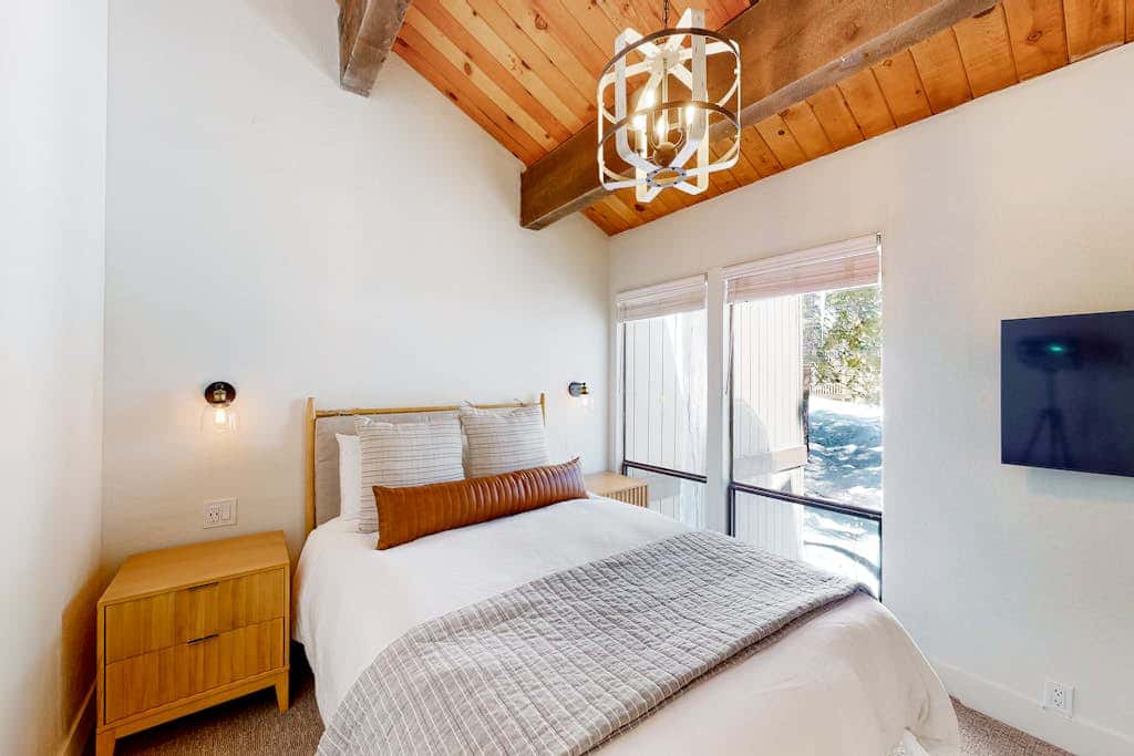 Radiant condo with fireplace, outdoor pool, tennis, grill, balcony, washer&dryer