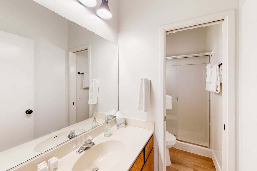 Radiant condo with fireplace, outdoor pool, tennis, grill, balcony, washer&dryer