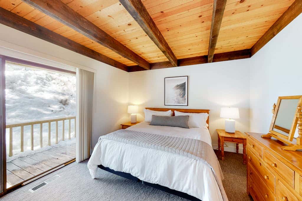 Radiant condo with fireplace, outdoor pool, tennis, grill, balcony, washer&dryer