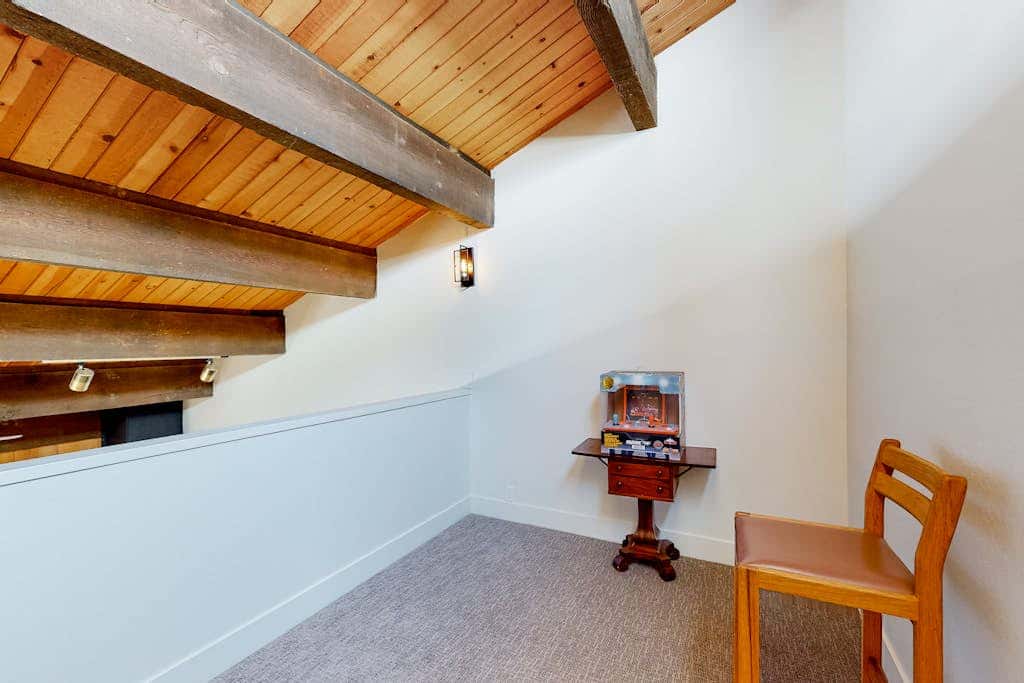 Radiant condo with fireplace, outdoor pool, tennis, grill, balcony, washer&dryer