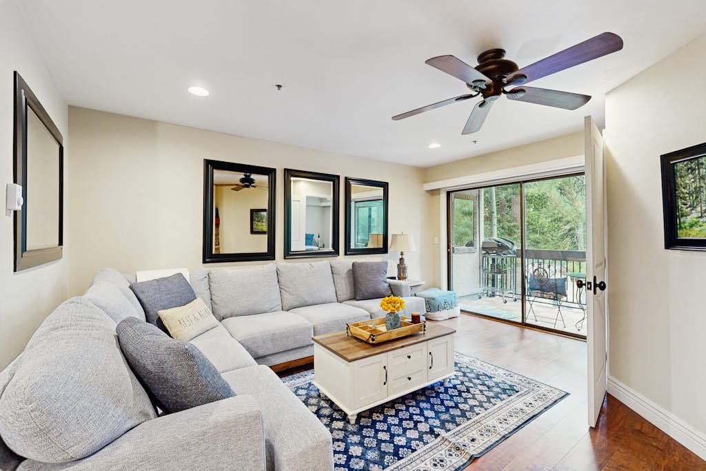 Mountain Retreat: Cozy condo at Ski Way Ridge for your Lake Tahoe escape